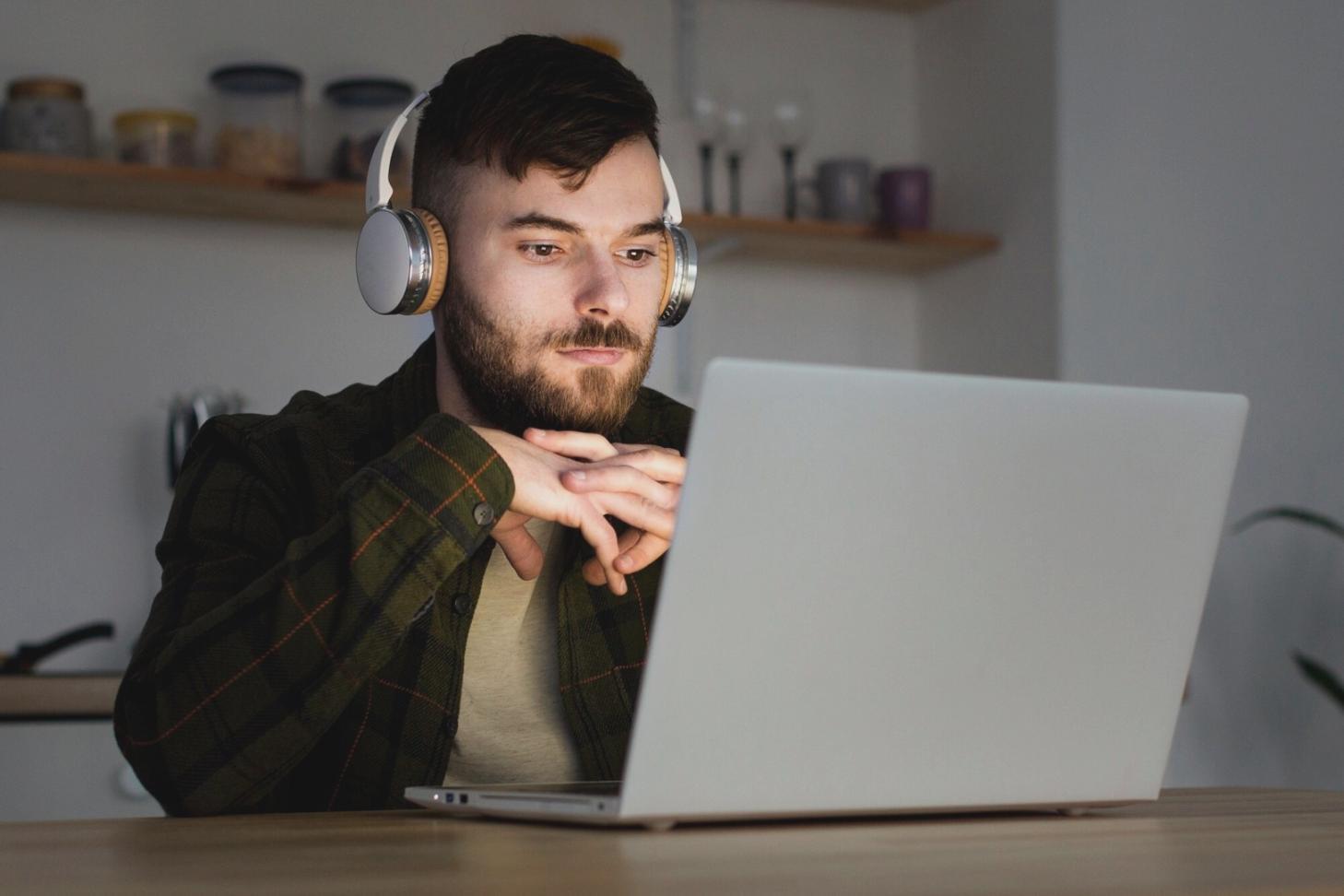 Notre équipe d'experts en analyse financière travaillant sur des projets client